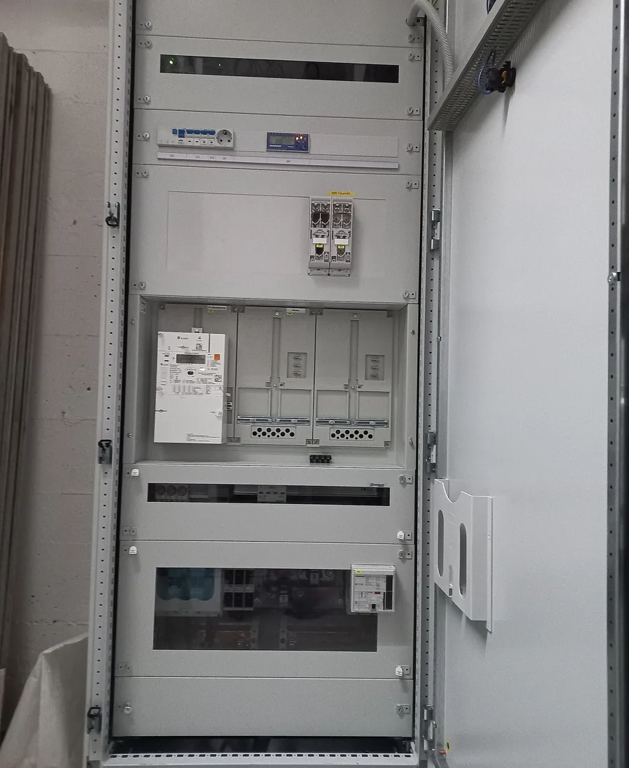 Real photovoltaic distribution board reference